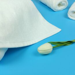 khăn bông xuất khẩu bộ khăn xuất khẩu BKC0518 trên bàn làm việc của công nhân Hoakoyo.