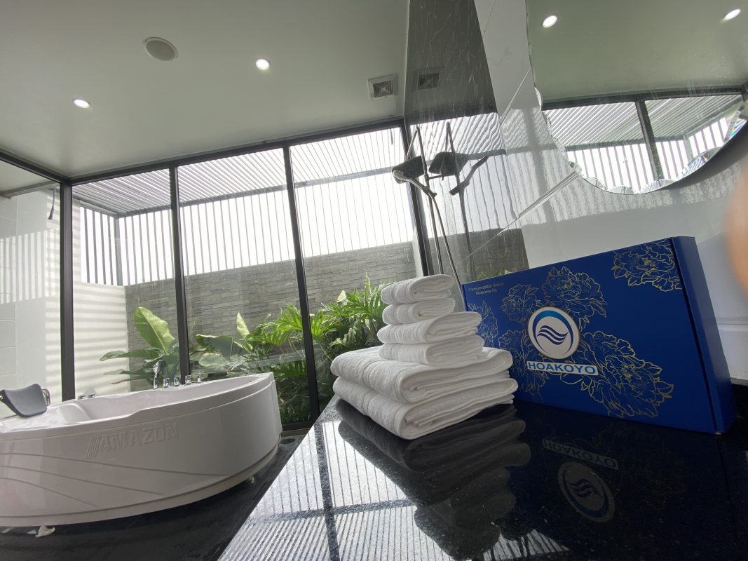 Bộ khăn khách sạn trong phòng tắm2