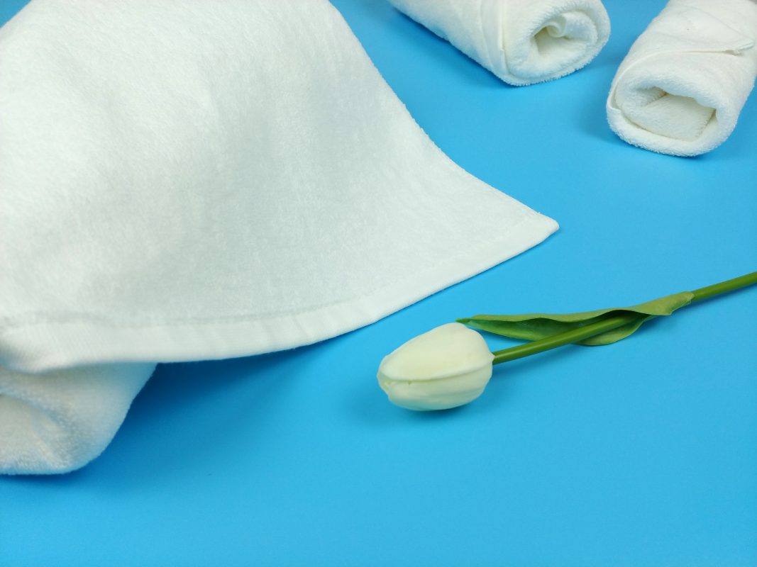 khăn bông xuất khẩu bộ khăn xuất khẩu BKC0518 trên bàn làm việc của công nhân Hoakoyo.